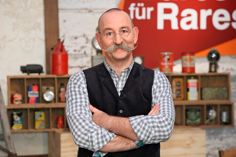 Horst Lichter: Seit 2013 moderiert der Fernsehkoch die ZDF-Trödelshow "Bares für Rares". Unterstützt wird der Moderator von Experten und Händlern.