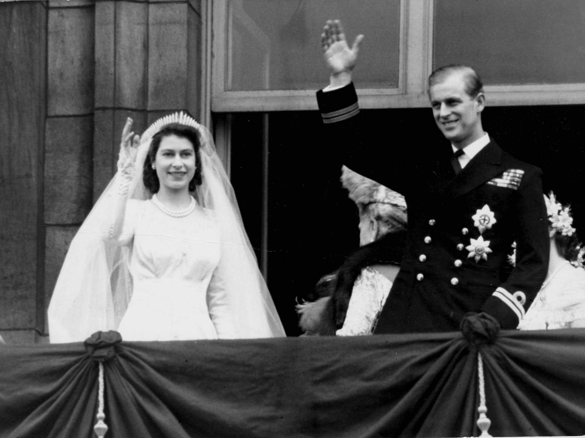 Prinzessin Elizabeth und Prinz Philip bei ihrer Hochzeit am 20. November 1947 auf dem Balkon des Buckingham-Palastes in London.