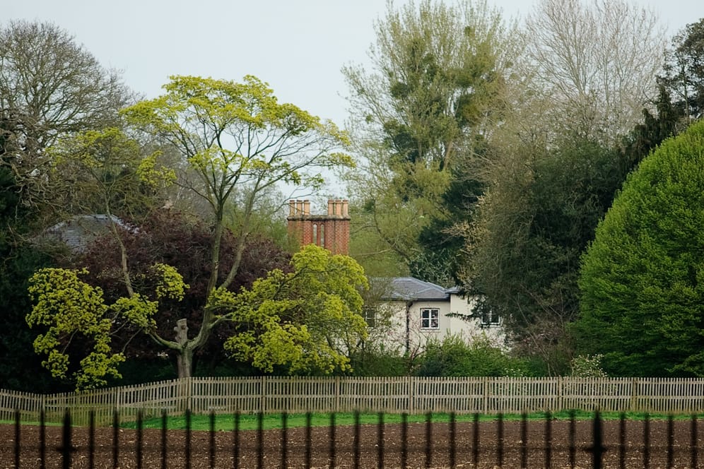 Frogmore Cottage: Das Haus, das ebenfalls auf dem Gelände von Schloss Windsor liegt, wurde nach der Hochzeit aufwendig von Harry und Meghan renoviert. Sie lebten dort für einige Zeit, bevor sie in die USA zogen. Nun übernehmen Prinzessin Eugenie und ihr Ehemann Jack Brooksbank das Haus als Wohnsitz. (Im Besitz der Krone, aber privat angemietet)