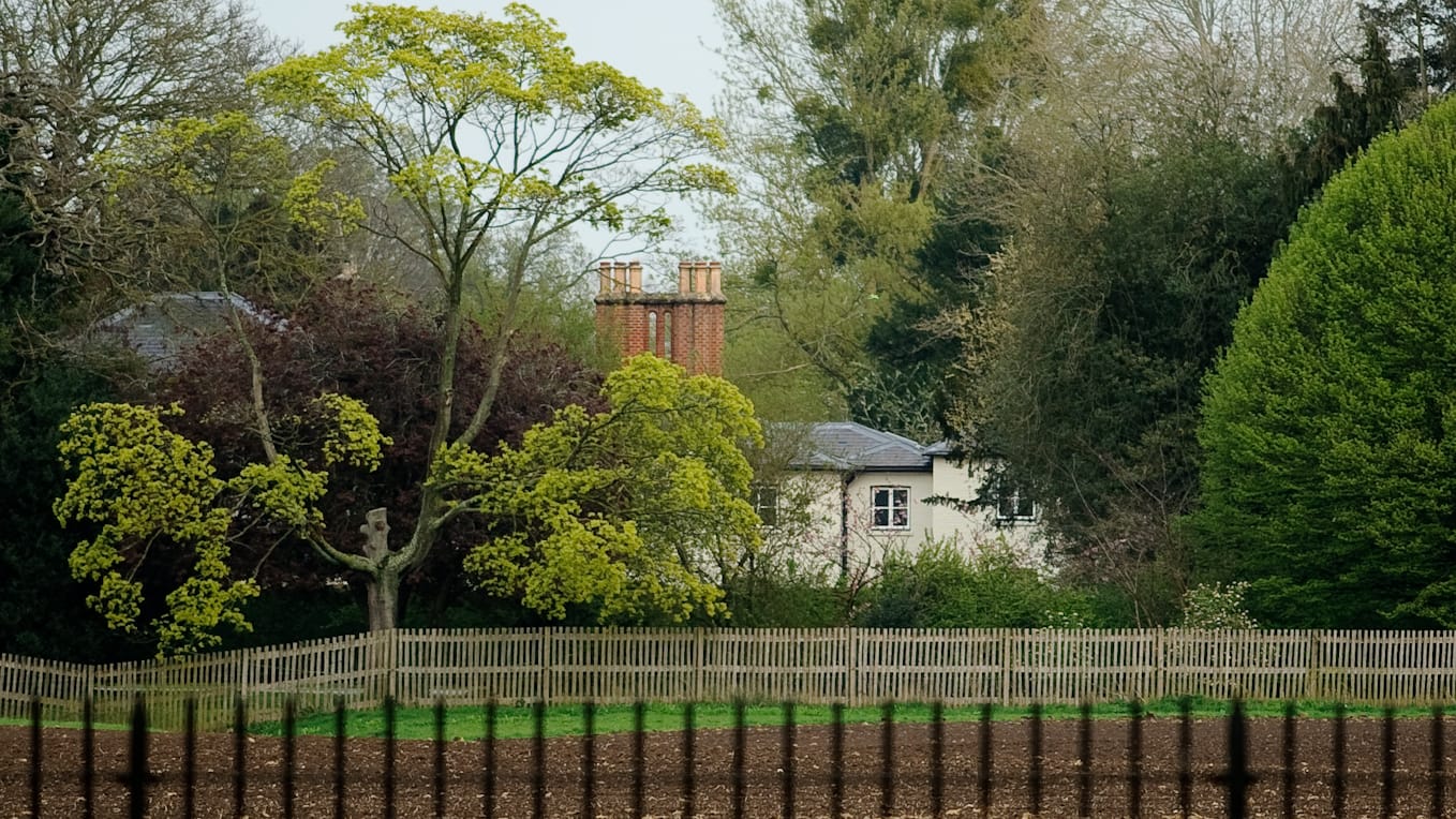 Frogmore Cottage: Das Haus, das ebenfalls auf dem Gelände von Schloss Windsor liegt, wurde nach der Hochzeit aufwendig von Harry und Meghan renoviert. Sie lebten dort für einige Zeit, bevor sie in die USA zogen. Nun übernehmen Prinzessin Eugenie und ihr Ehemann Jack Brooksbank das Haus als Wohnsitz. (Im Besitz der Krone, aber privat angemietet)