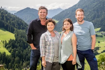 v.l.n.r. Martin Gruber (Hans Sigl), Lisbeth Gruber (Monika Baumgartner), Lilli Gruber (Ronja Forcher), Hans Gruber (Heiko Ruprecht)