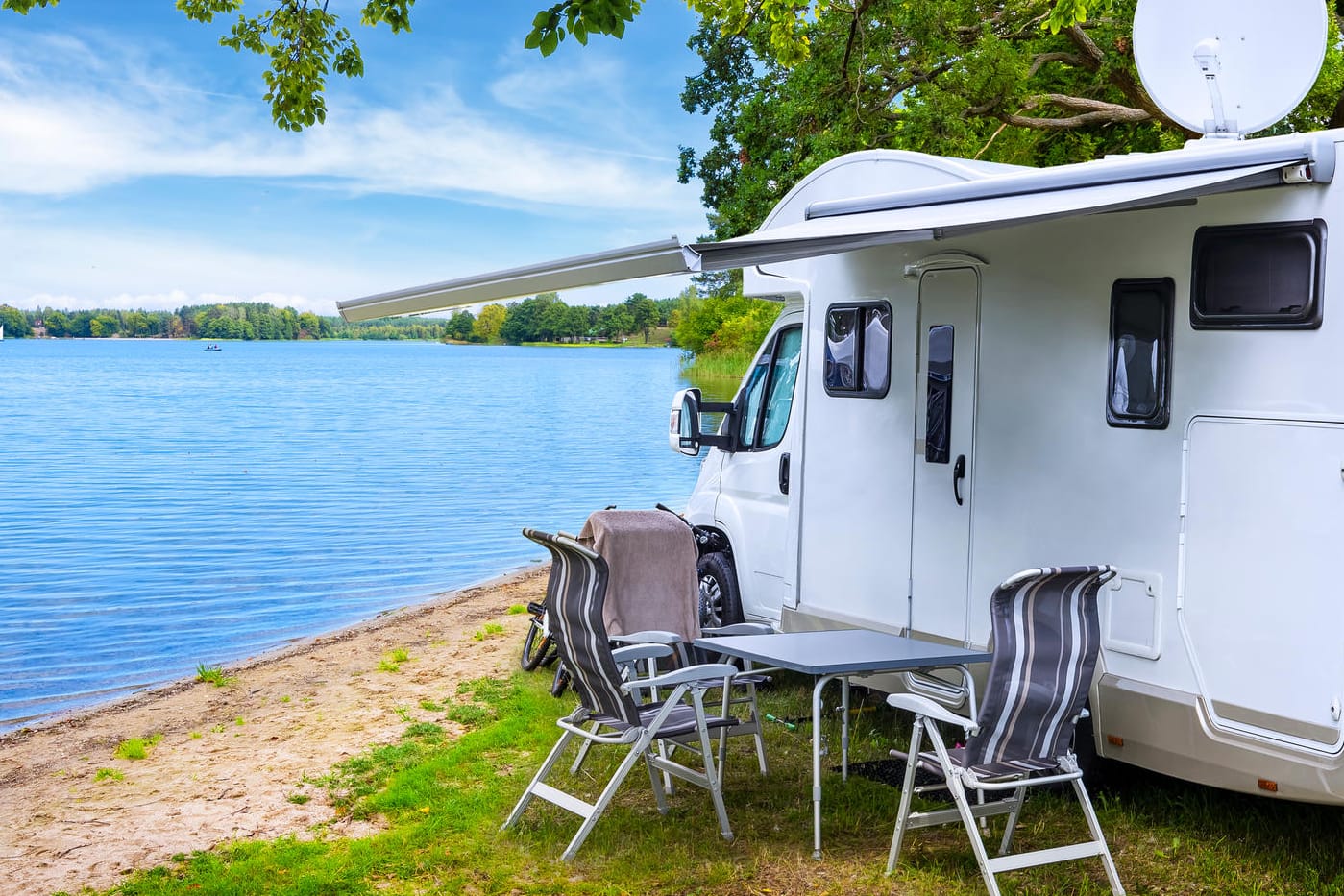 Urlaub im Camper: Für erste Erfahrungen empfiehlt sich das Mieten oder Sharen. Aber was ist der Unterschied? Und was kostet es?