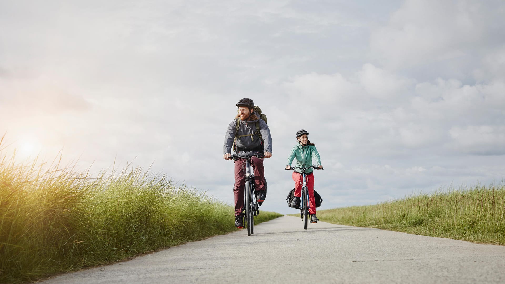 Bewegen ohne zu belasten: Gelenkschonende Sportarten wie Radfahren, Schwimmen oder Gymnastik verbessern die Durchblutung und Nährstoffversorgung der Gelenke. Auch Spaziergänge, Walking und Aquagymnastik sind geeignet.