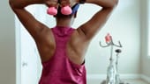 Gezieltes Aufbautraining der Muskeln: Wer die Muskeln um die gefährdeten oder strapazierten Gelenke stärkt, reduziert die Belastung und schont das Gelenk. Am besten lassen Sie sich von einem erfahrenen Physiotherapeuten anleiten.