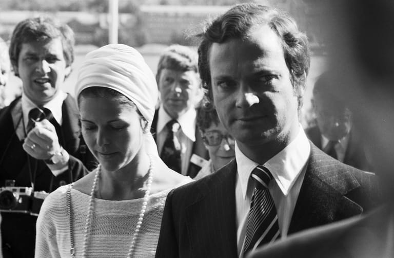 Königin Silvia und König Carl Gustaf während ihrer Hochzeitsfeierlichkeiten im Juni 1976: Gekrönt wurde der Schwede schon drei Jahre zuvor, nach dem Tod seines Großvaters 1973.