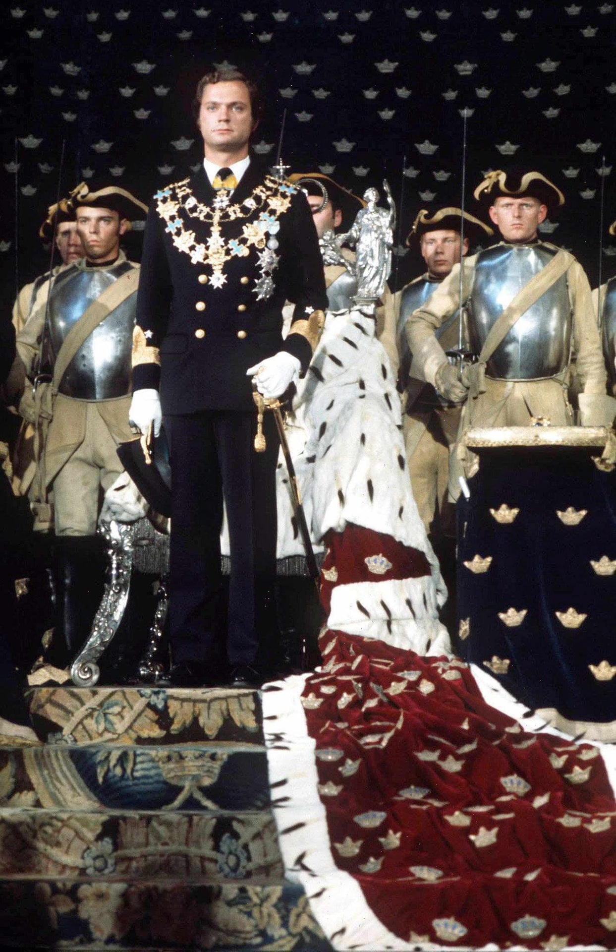 15. September 1973: Carl Gustaf wird König von Schweden. Sein Vater war bei einem Flugzeugabsturz ums Leben gekommen als der heutige Monarch neun Monate alt war. So folgte er nach dem Tod seines Großvaters diesen auf dem Thron. Carl Gustaf war zu jenem Zeitpunkt 27 Jahre alt. Zuvor hatte er sein Abitur gemacht und militärische Ausbildungen durchlaufen.
