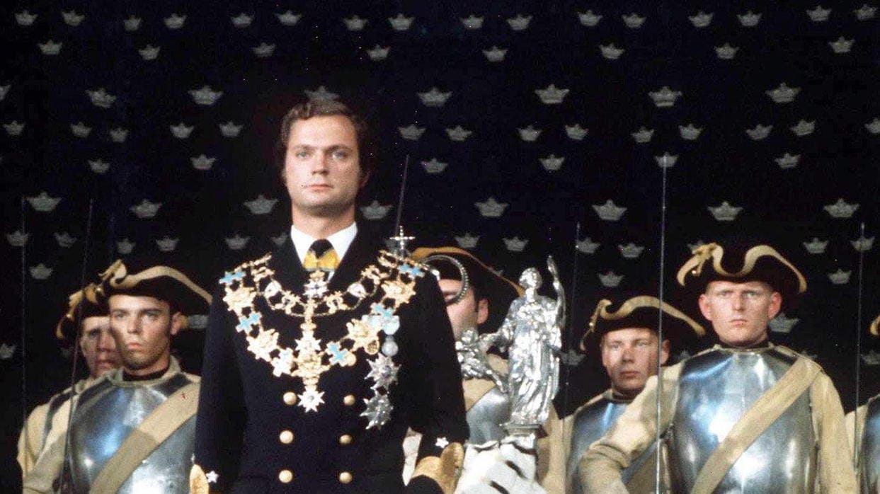 15. September 1973: Carl Gustaf wird König von Schweden. Sein Vater war bei einem Flugzeugabsturz ums Leben gekommen als der heutige Monarch neun Monate alt war. So folgte er nach dem Tod seines Großvaters diesen auf dem Thron. Carl Gustaf war zu jenem Zeitpunkt 27 Jahre alt. Zuvor hatte er sein Abitur gemacht und militärische Ausbildungen durchlaufen.