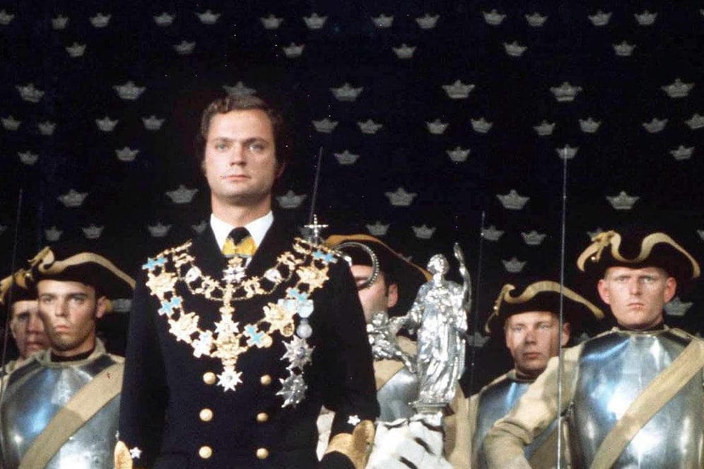 15. September 1973: Carl Gustaf wird König von Schweden. Sein Vater war bei einem Flugzeugabsturz ums Leben gekommen als der heutige Monarch neun Monate alt war. So folgte er nach dem Tod seines Großvaters diesen auf dem Thron. Carl Gustaf war zu jenem Zeitpunkt 27 Jahre alt. Zuvor hatte er sein Abitur gemacht und militärische Ausbildungen durchlaufen.