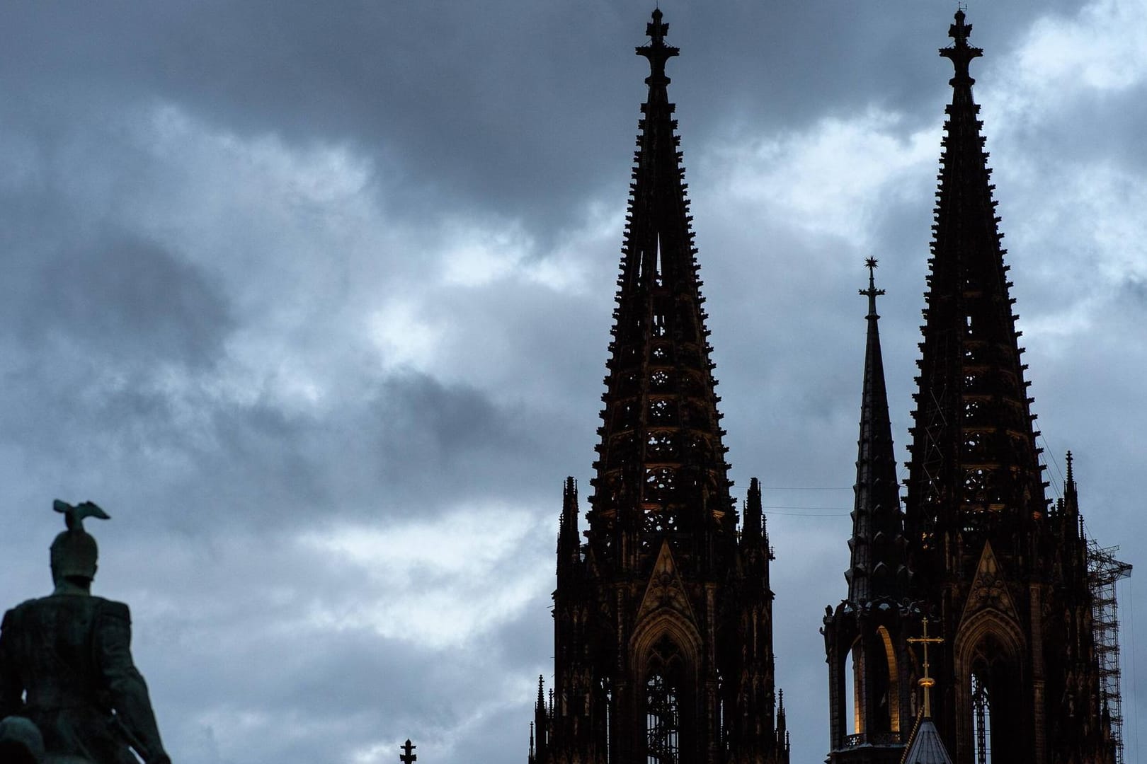 Graue Wolken hinter dem Kölner Dom (Archvbild): Köln könnten heftige Gewitter treffen.