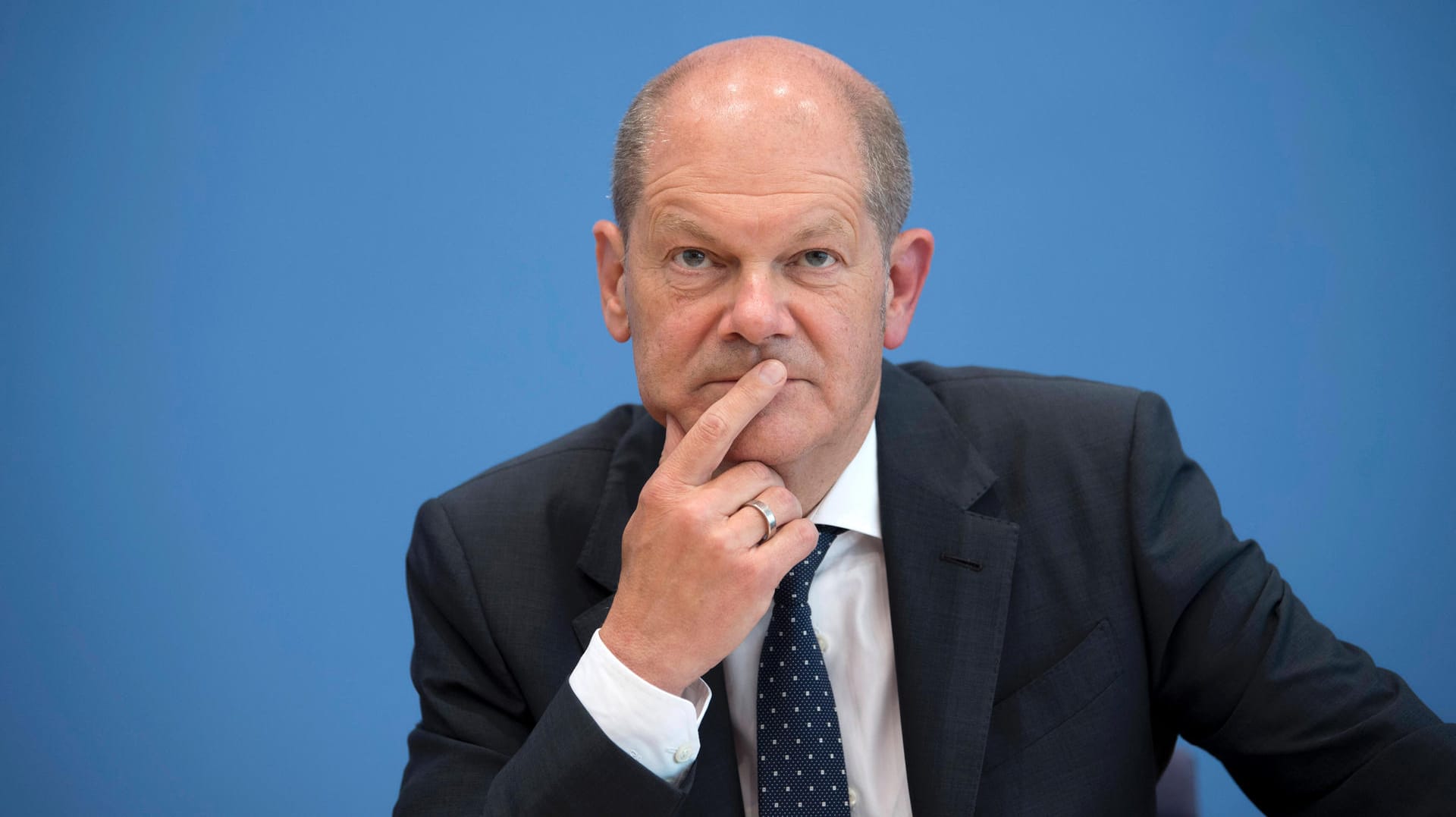 Olaf Scholz zeigt sich nachdenklich in der Bundespressekonferenz: Wie gut kennen Sie den Bundeskanzler?