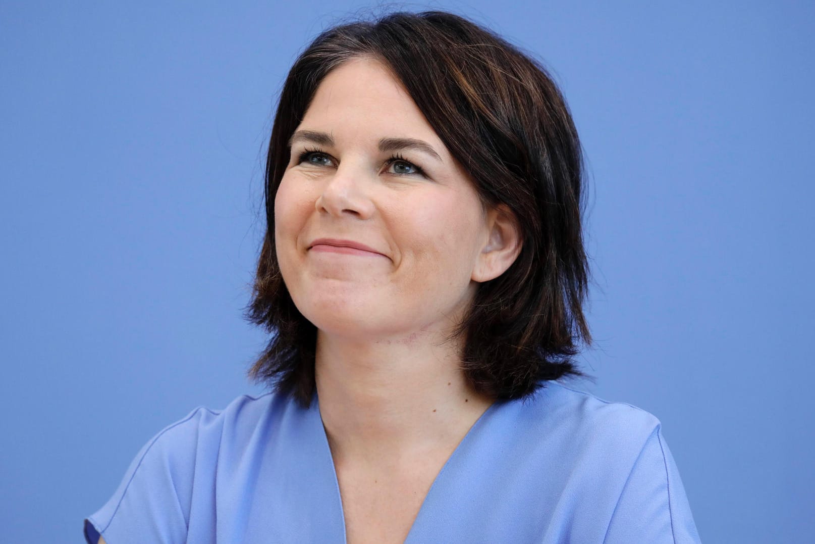 Außenministerin Annalena Baerbock sitzt in der Bundespressekonferenz: Wissen Sie über die Karriere und Forderungen von der Grünen-Politikerin Bescheid?