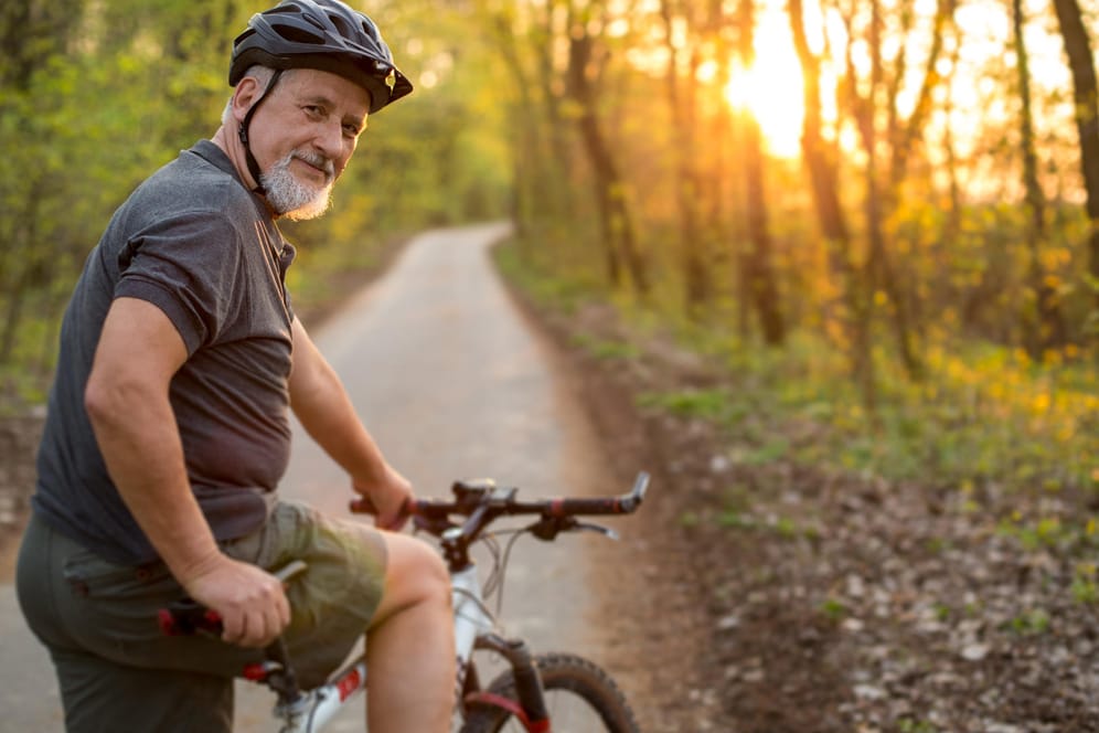 Älterer Mann auf Fahrrad: Regelmäßige Bewegung kann einem Schlaganfall vorbeugen.