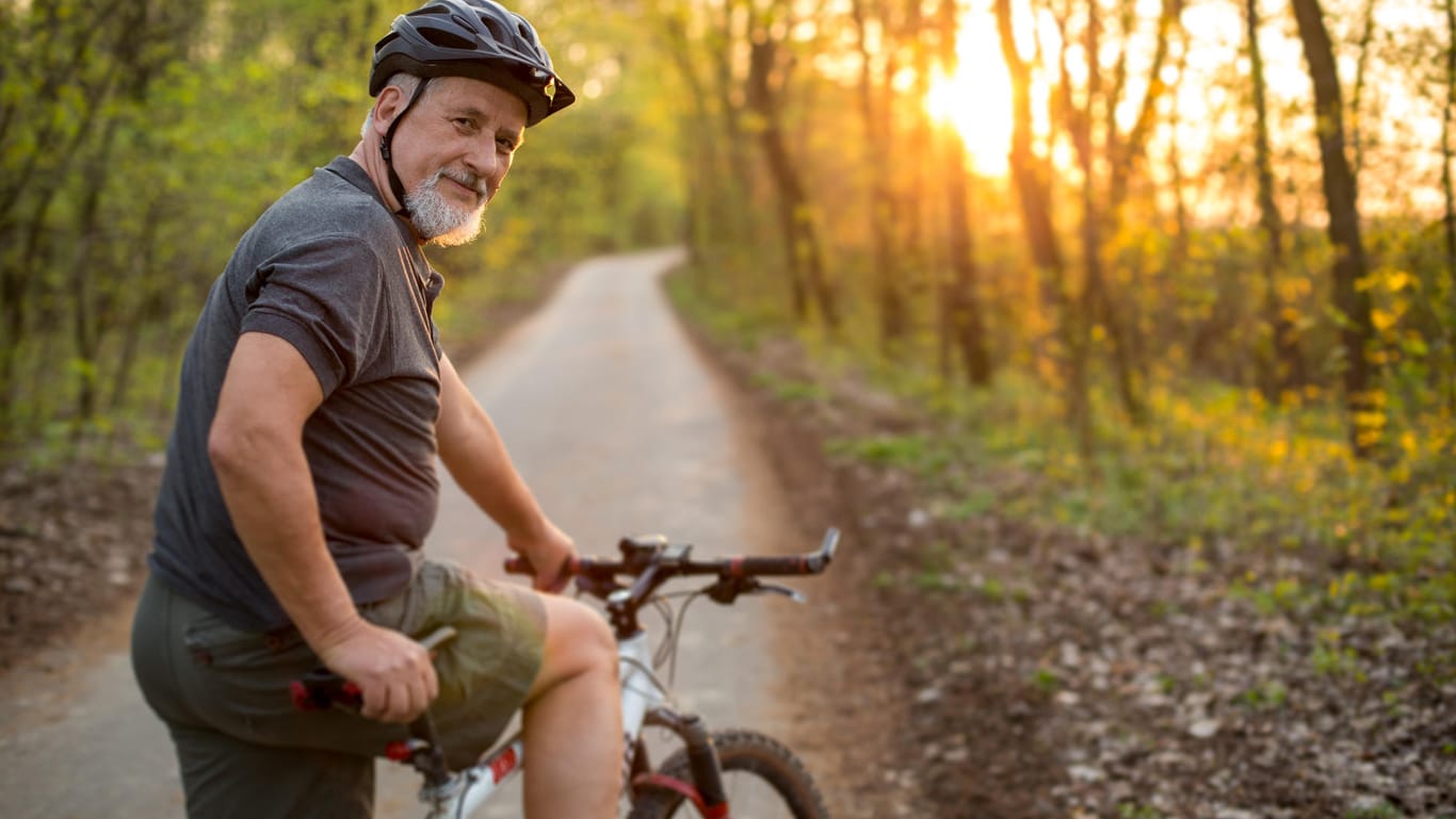 Älterer Mann auf Fahrrad: Regelmäßige Bewegung kann einem Schlaganfall vorbeugen.
