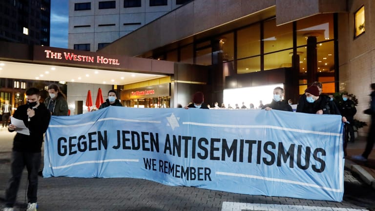 Demonstration am 5. Oktober 2021 vor dem Westin Hotel in Leipzig (Archivbild): Etwa 600 Menschen demonstrierten nach Ofarims Instagram-Video gegen Antisemitismus.