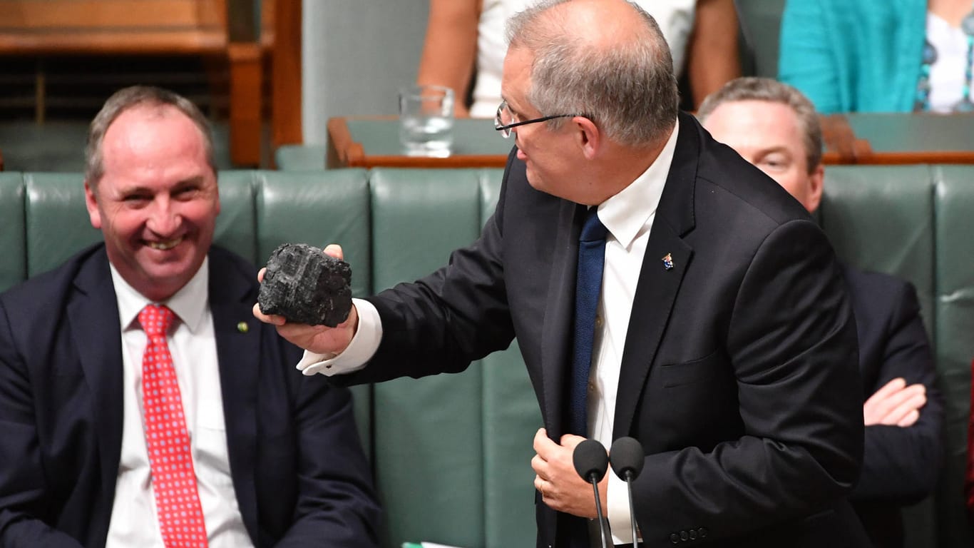 Scott Morrison wirbt im Parlament in Canberra mit einem Stück Kohle, im Hintergrund freut sich Vizepremier Barnaby Joyce von den "Nationals": Endlich abserviert.
