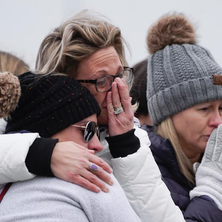 Trauernde bei einer Gedenkfeier an der Oxford High School: Mindestens vier Schüler starben dort 2021 durch Schüsse.