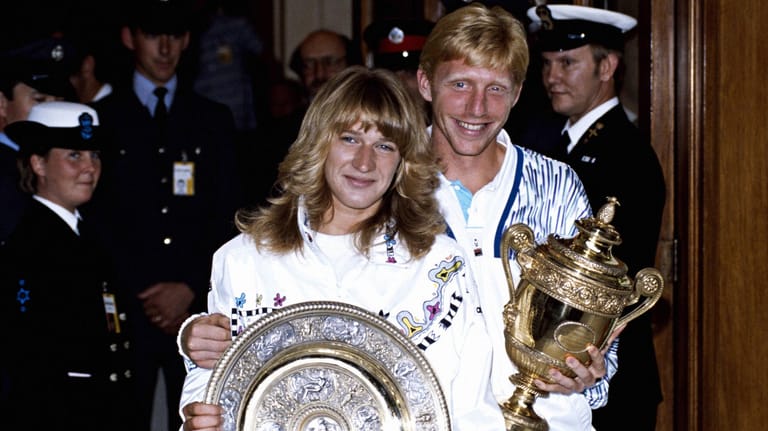 Deutsche Tennis-Ikonen: Steffi Graf und Boris Becker präsentierten ihre Trophäe für die jeweilige Siege in Wimbledon 1989. Doch sie sind nicht die einzigen Grand-Slam-Sieger aus Deutschland.