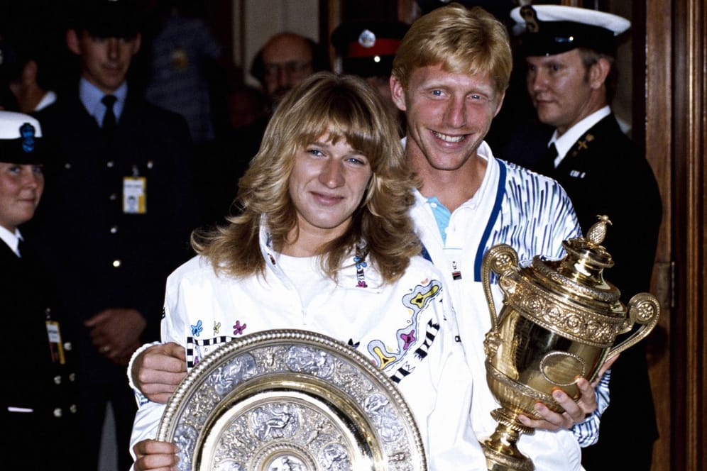 Deutsche Tennis-Ikonen: Steffi Graf und Boris Becker präsentierten ihre Trophäe für die jeweilige Siege in Wimbledon 1989. Doch sie sind nicht die einzigen Grand-Slam-Sieger aus Deutschland.