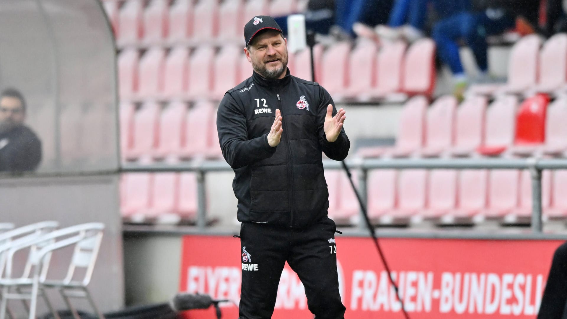 Trainer Steffen Baumgart bei einem Testspiel gegen den FC Schalke 04 (Archivbild): Er will, dass sich seine Spieler erholen.