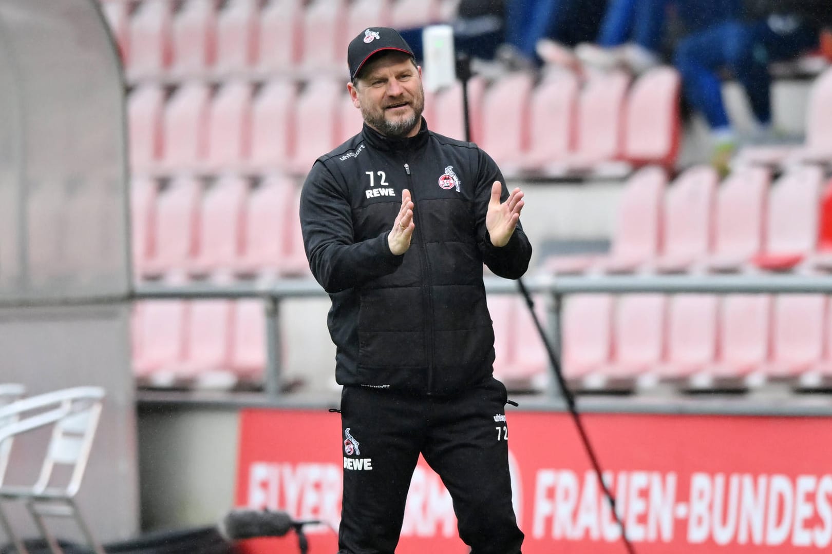 Trainer Steffen Baumgart bei einem Testspiel gegen den FC Schalke 04 (Archivbild): Er will, dass sich seine Spieler erholen.