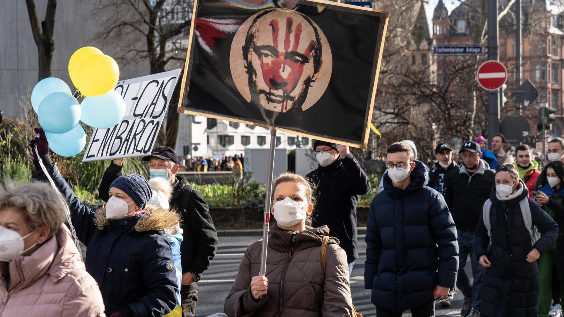 Demonstrierende vor dem russischen Generalkonsulat in Frankfurt: Die Polizei registrierte mehrere Sachbeschädigungen an dem Gebäude.