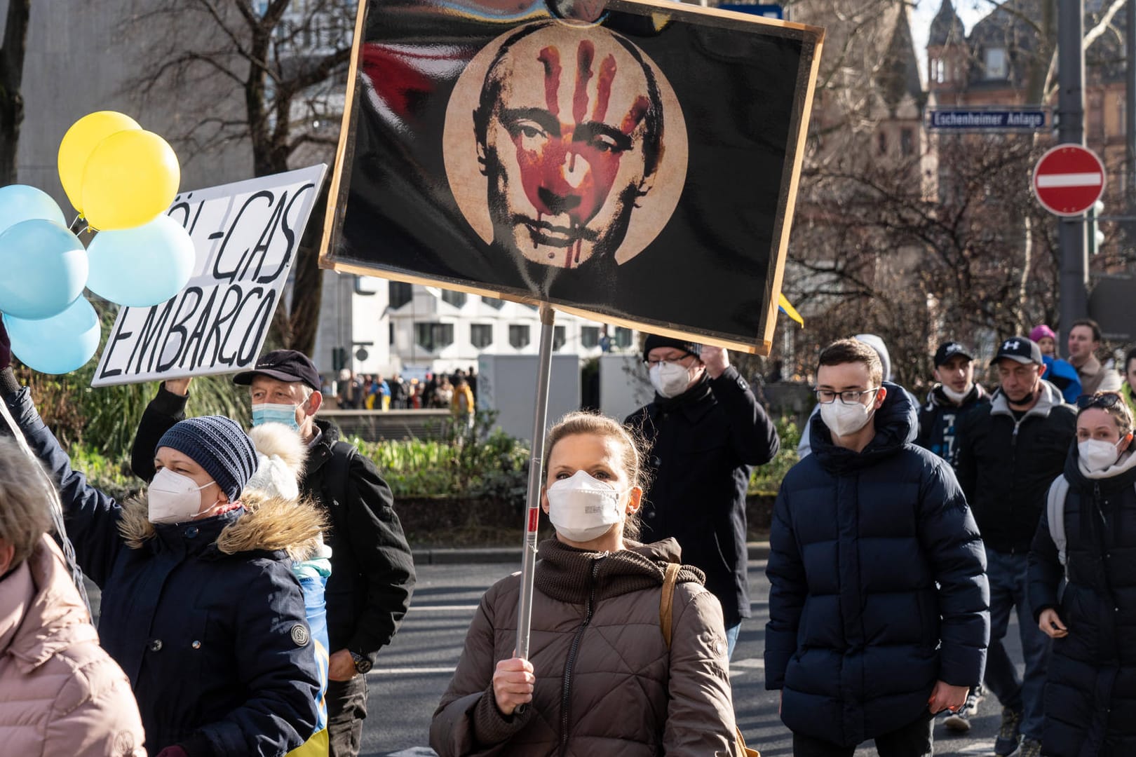 Demonstrierende vor dem russischen Generalkonsulat in Frankfurt: Die Polizei registrierte mehrere Sachbeschädigungen an dem Gebäude.