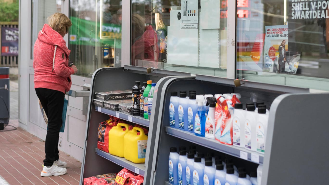 Schwerer Gang: Die Spritpreise erreichten zuletzt immer neue Rekordhöhen. Ein Rabatt soll die Kosten dämpfen.