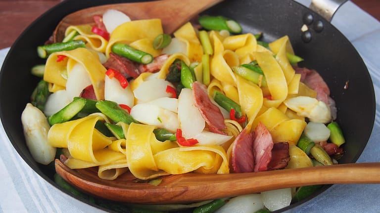 Spargel mit Pasta und Bacon: Wer die Spargelsaison voll ausnutzen will, kann das Gemüse mit unterschiedlichen Zutaten kombinieren.
