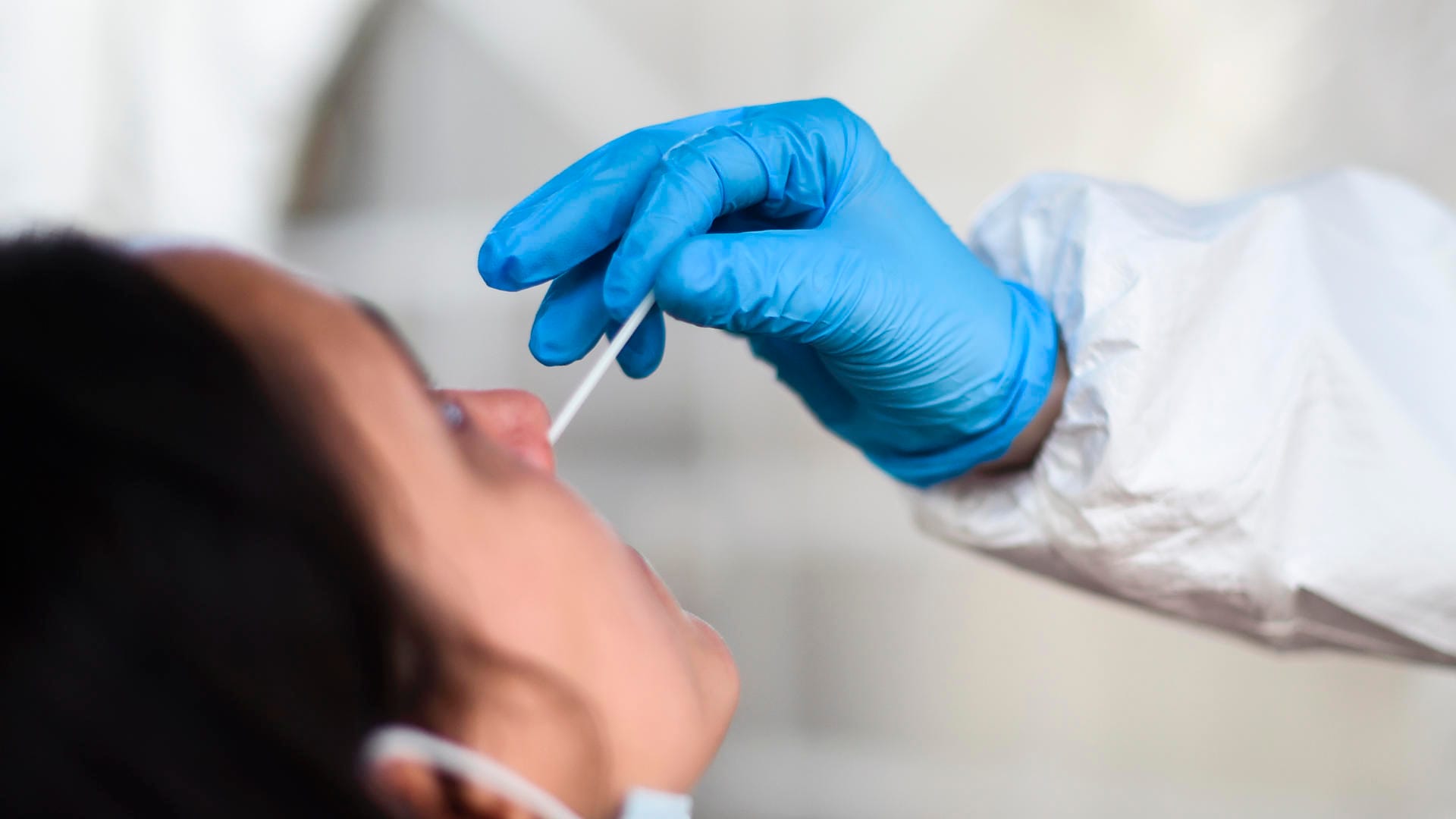 Corona-Schnelltest: Die Ansteckungszahl in Deutschland liegt bei über 100.000 binnen 24 Stunden. Corona-Schnelltest: Die Ansteckungszahl in Deutschland liegt bei über 100.000 binnen 24 Stunden.