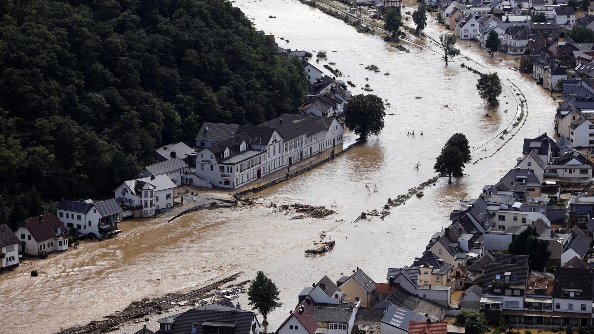 Dernau, Landkreis Ahrweiler: Im Ahrtal sorgten im Sommer 2021 heftige Regenfälle für Überschwemmungen. Dernau, Landkreis Ahrweiler: Im Ahrtal sorgten im Sommer 2021 heftige Regenfälle für Überschwemmungen.