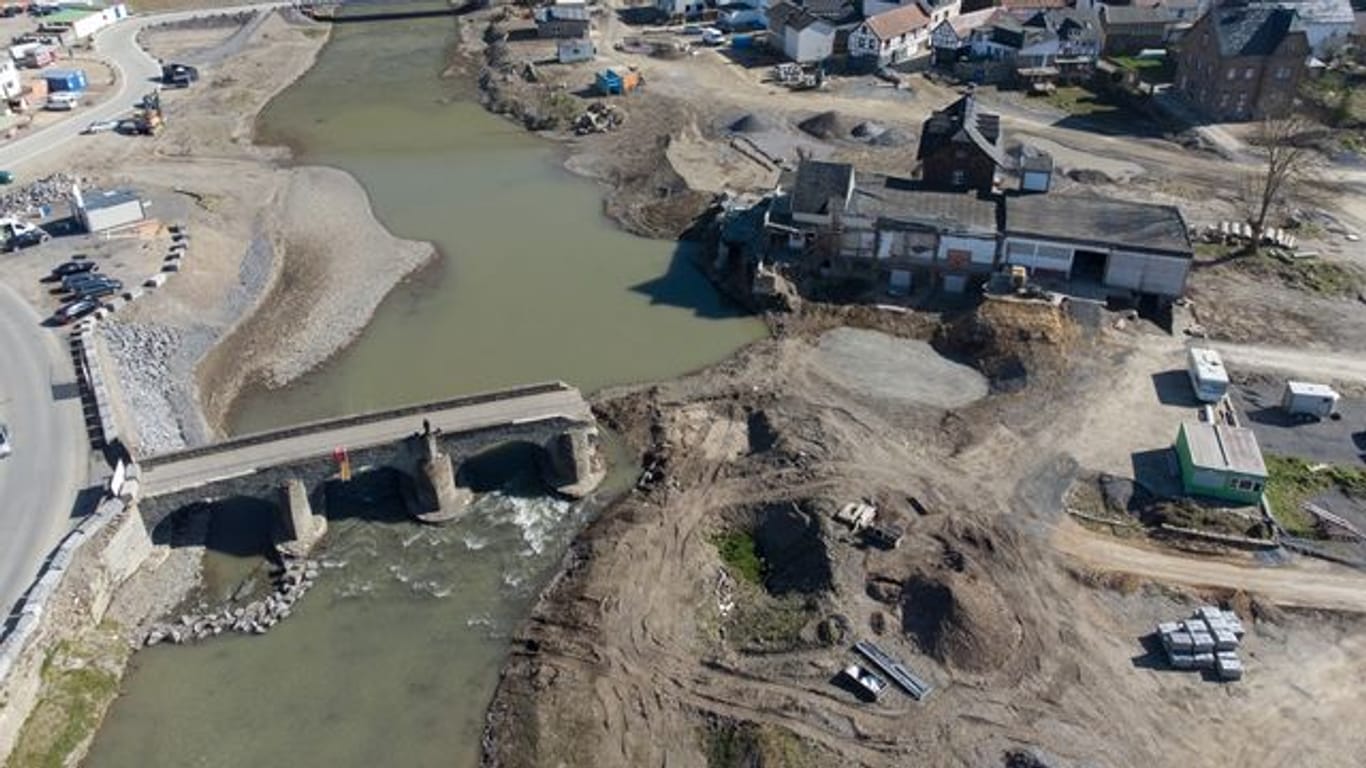 Die zerstörte, historische Bogenbrücke über die Ahr (Archivbild/Luftaufnahme mit einer Drohne).