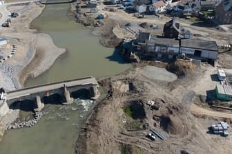 Die zerstörte, historische Bogenbrücke über die Ahr (Archivbild/Luftaufnahme mit einer Drohne).