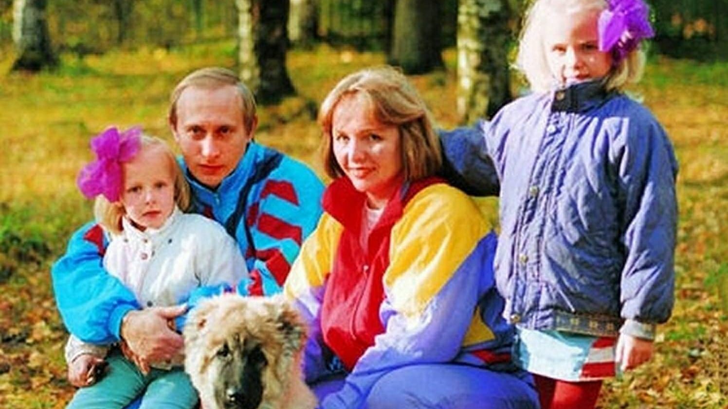 Wladimir Putin: Hier mit seiner Ex-Frau Ljudmila und seinen Töchtern in den Neunzigern in Sankt Petersburg.