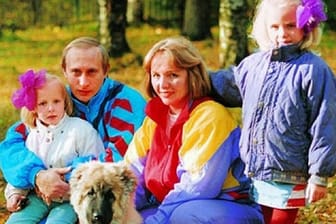 Wladimir Putin: Hier mit seiner Ex-Frau Ljudmila und seinen Töchtern in den Neunzigern in Sankt Petersburg.