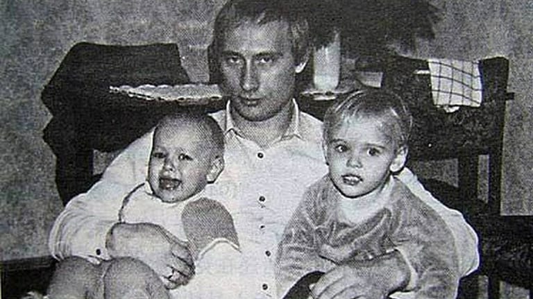 Circa 1989: Wladimir Putin mit seinen Töchtern Maria und Katerina.