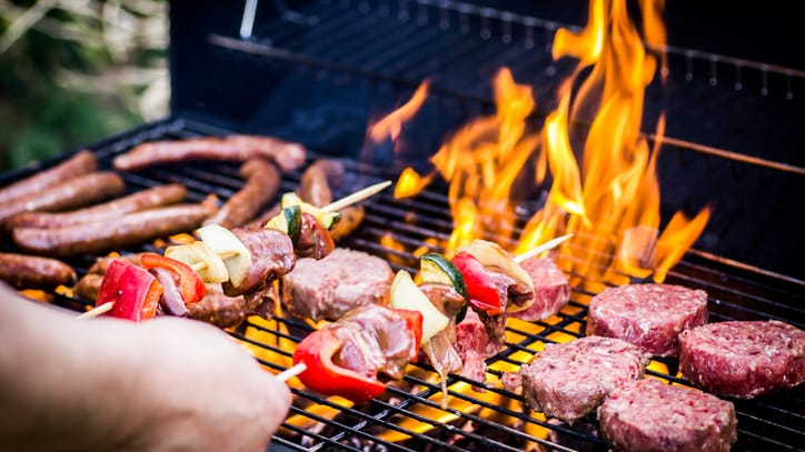 Ein Person am Grill (Symbolbild): Der Mann wurde in eine Spezialklinik geflogen.