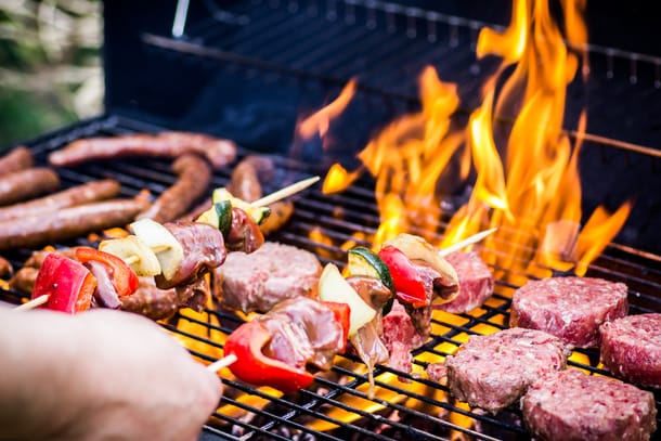 Ein Person am Grill (Symbolbild): Der Mann wurde in eine Spezialklinik geflogen.