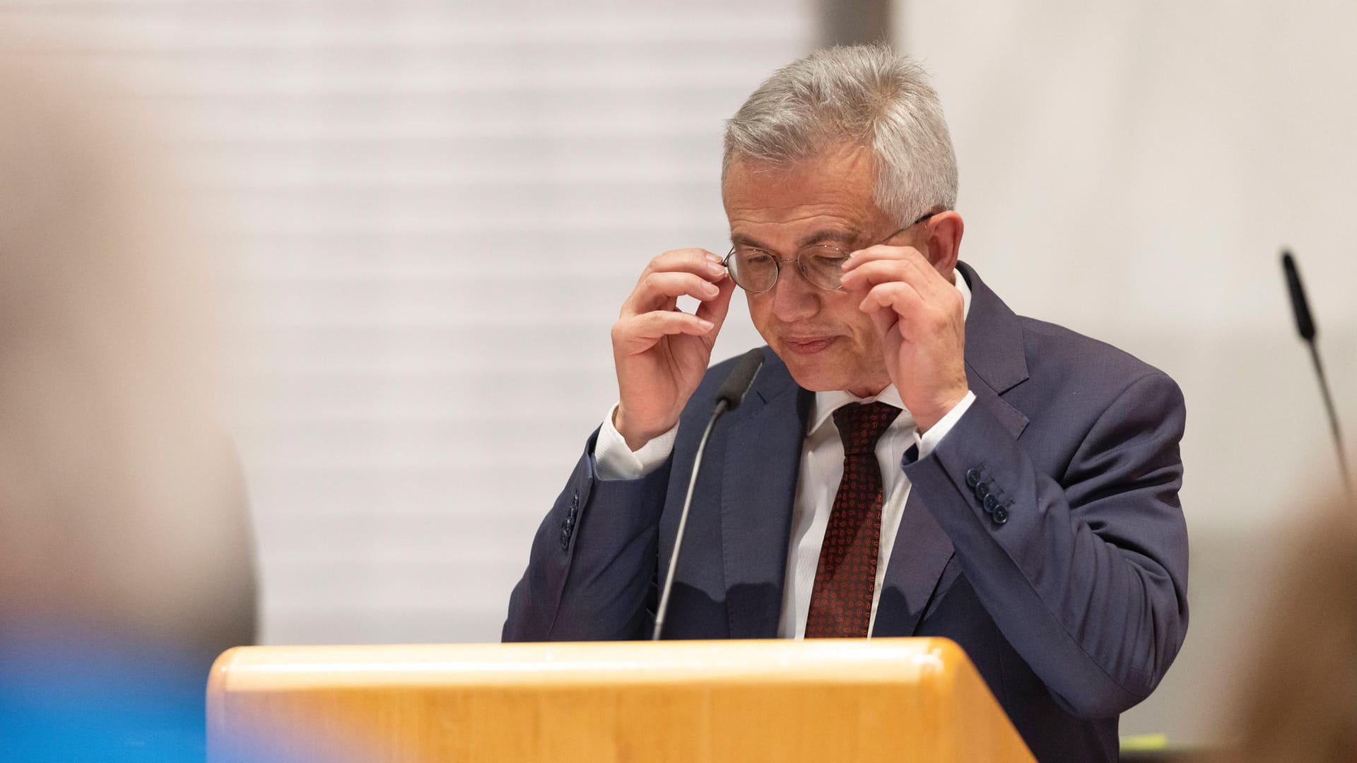 Peter Feldmann bei einer Stellungnahme zum AWO-Skandal (Archivbild): Trotz Forderung seiner eigenen Partei tritt der umstrittene Oberbürgermeister nicht zurück.