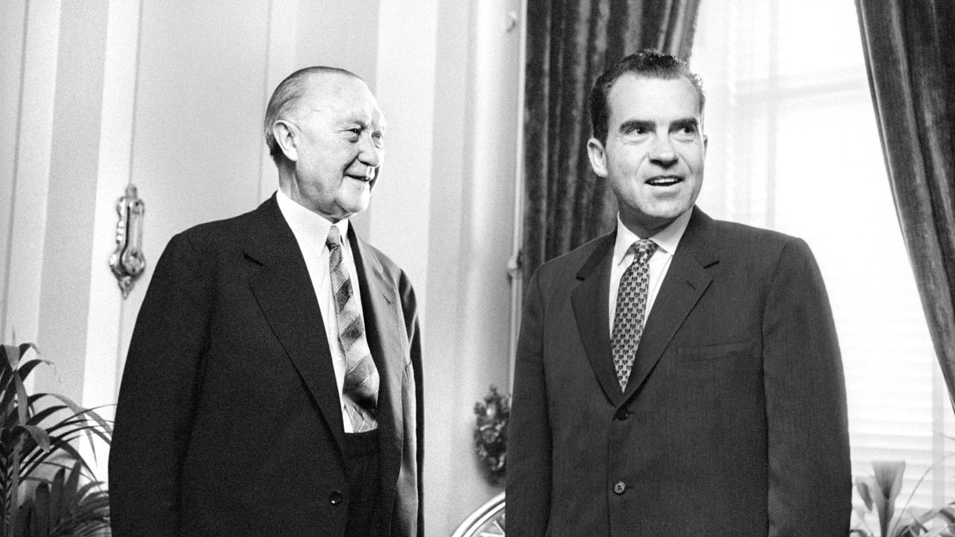 Konrad Adenauer (l.) mit dem damaligen US-Vizepräsidenten Richard Nixon 1959: Der deutsche Kanzler soll sich direkt aus der SPD-Spitze mit Informationen besorgt haben.