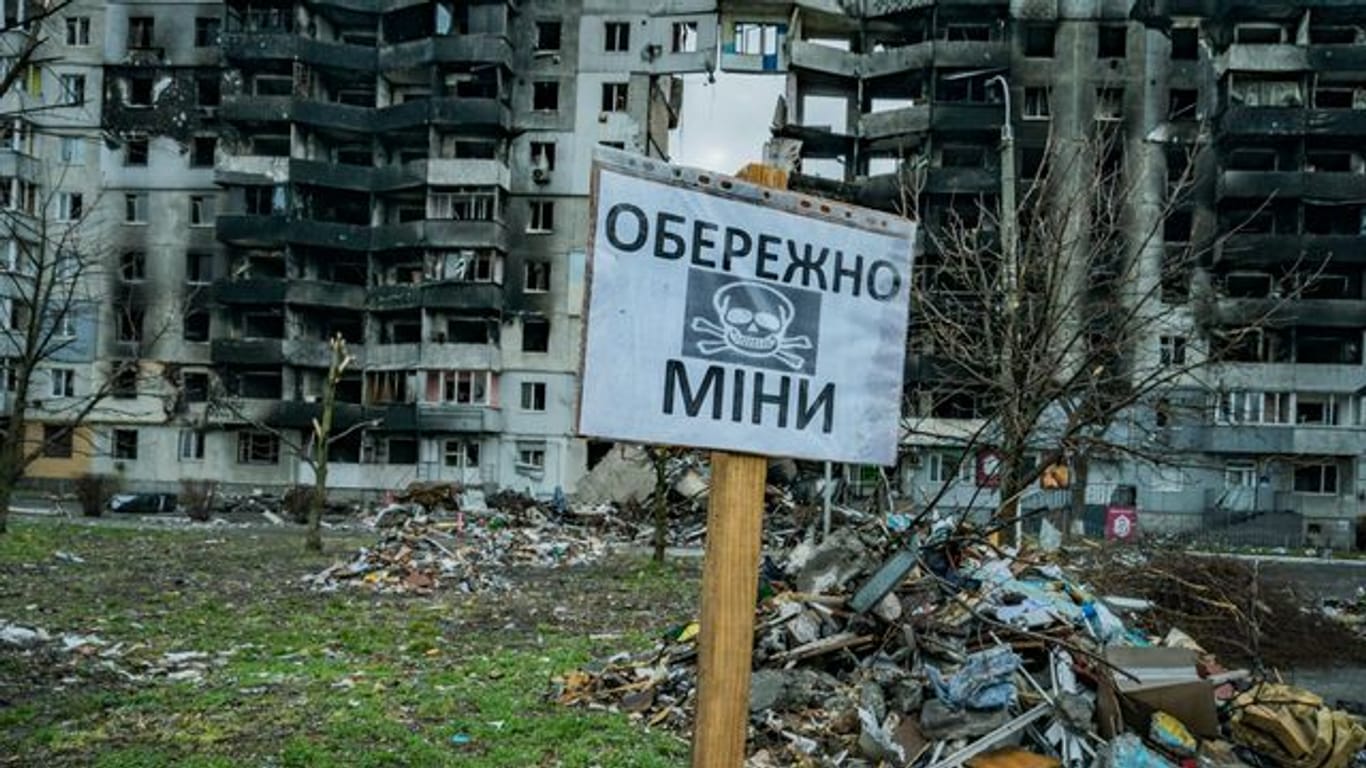 Ein Minenwarnschild in einem zerstörten Park in Borodjanka nach dem Abzug der russischer Truppen.