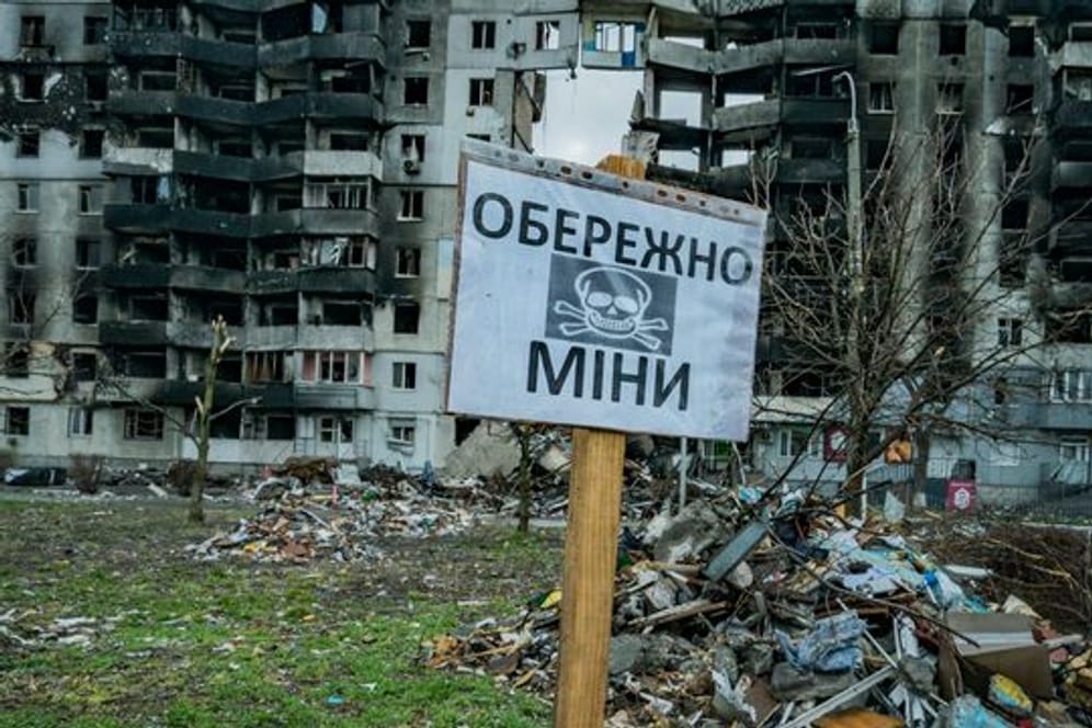 Ein Minenwarnschild in einem zerstörten Park in Borodjanka nach dem Abzug der russischer Truppen.
