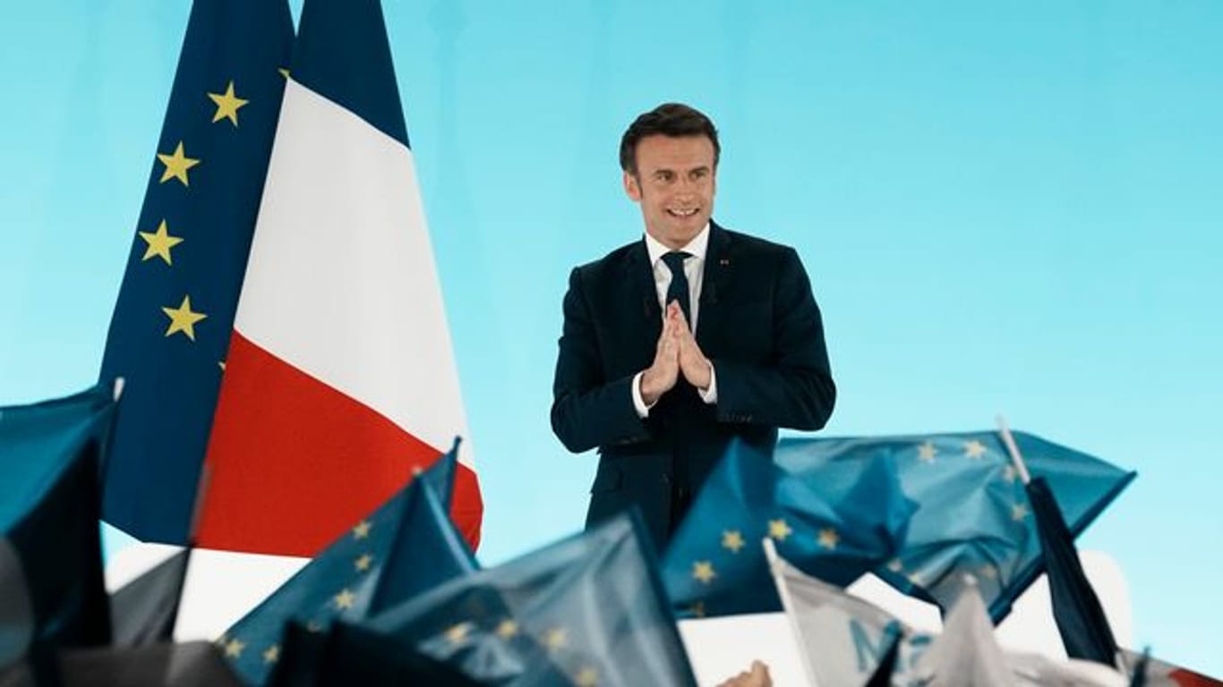 "Euer Vertrauen ehrt mich, verpflichtet mich und bindet mich": Emmanuel Macron tritt vor seine Anhänger.