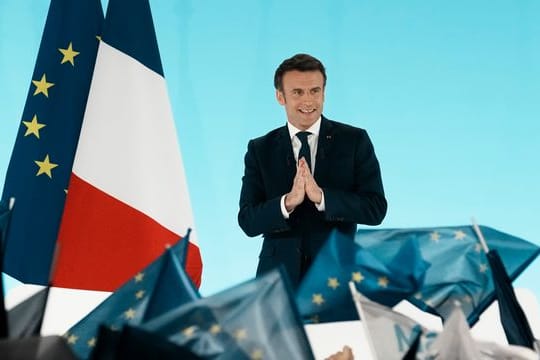 "Euer Vertrauen ehrt mich, verpflichtet mich und bindet mich": Emmanuel Macron tritt vor seine Anhänger.