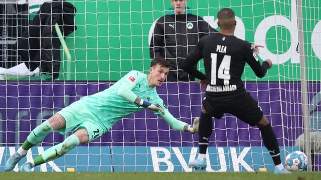 Erst drei Minuten nach Hinweis des Video-Schiedsrichters erfolgte der Elfmeter, den Gladbachs Alassane Plea verwandeln kann. Erst drei Minuten nach Hinweis des Video-Schiedsrichters erfolgte der Elfmeter, den Gladbachs Alassane Plea verwandeln kann.