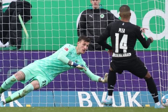 Erst drei Minuten nach Hinweis des Video-Schiedsrichters erfolgte der Elfmeter, den Gladbachs Alassane Plea verwandeln kann.