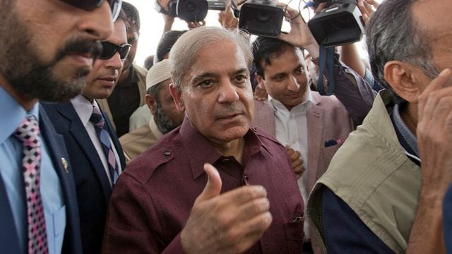 Oppositionsführer Shehbaz Sharif (M) gilt als Favorit für den Posten des Premierministers.