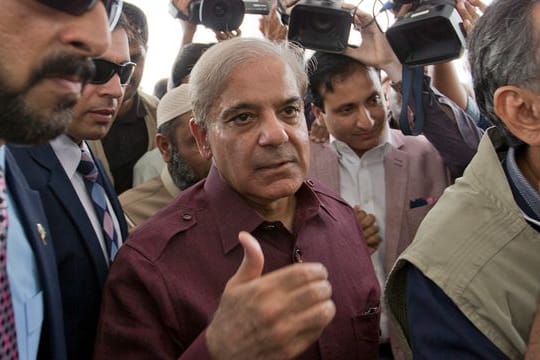 Oppositionsführer Shehbaz Sharif (M) gilt als Favorit für den Posten des Premierministers.