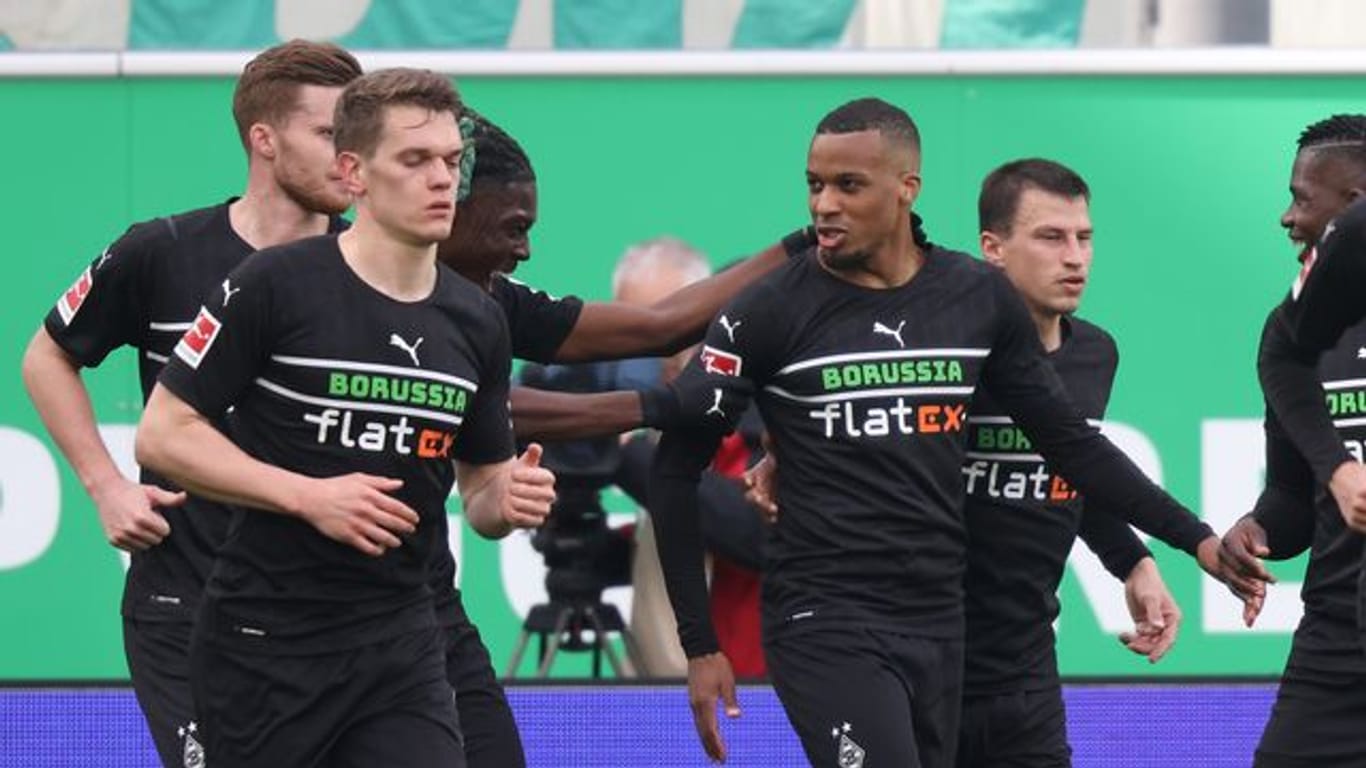Die Spieler von Borussia Mönchengladbach feiern das 2:0 bei der SpVgg Greuther Fürth.