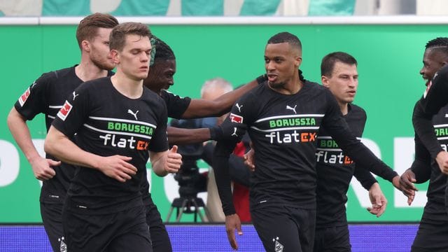 Die Spieler von Borussia Mönchengladbach feiern das 2:0 bei der SpVgg Greuther Fürth. Die Spieler von Borussia Mönchengladbach feiern das 2:0 bei der SpVgg Greuther Fürth.