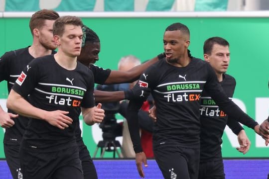 Die Spieler von Borussia Mönchengladbach feiern das 2:0 bei der SpVgg Greuther Fürth.